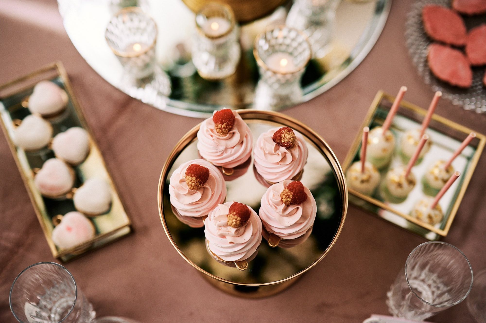 Słodkie stoły i torty weselne – inspiracje dla każdej pary młodej